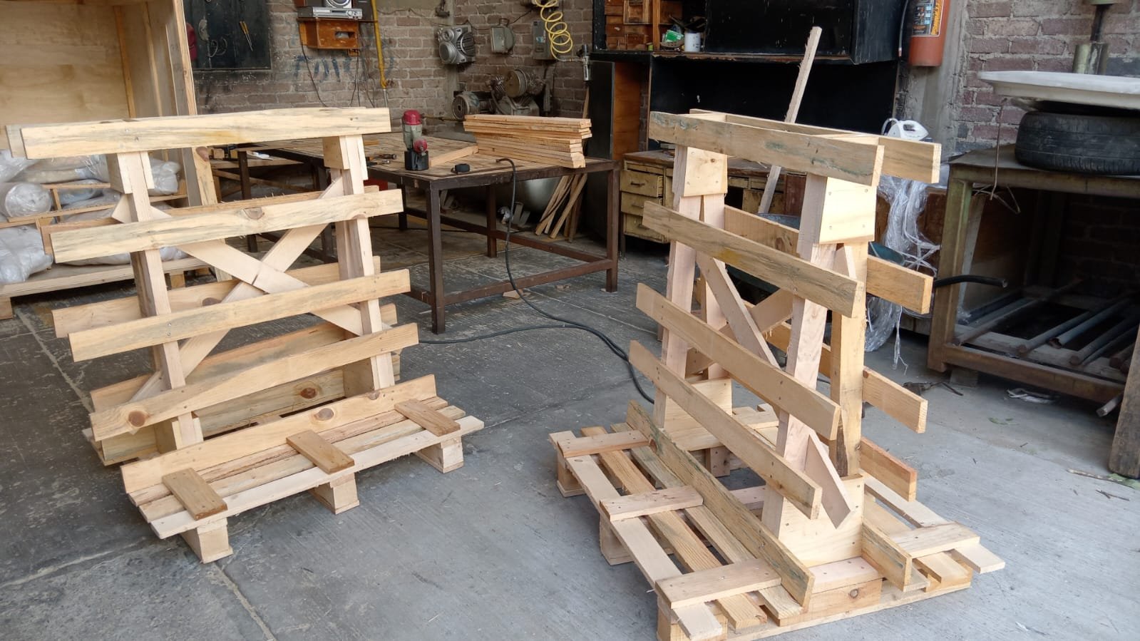 Caballetes de madera en taller