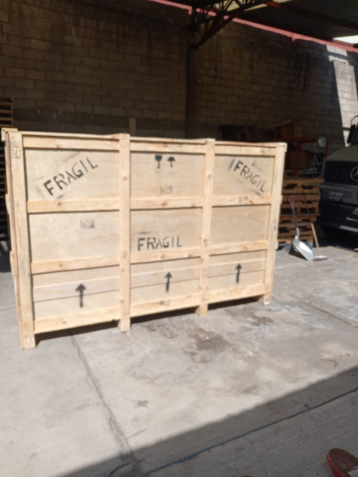 Caja para vidrio y obra de arte
