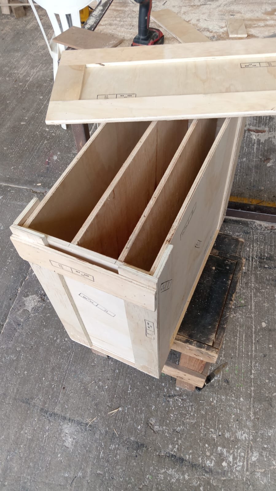 Caja triplay con divisiones interiores