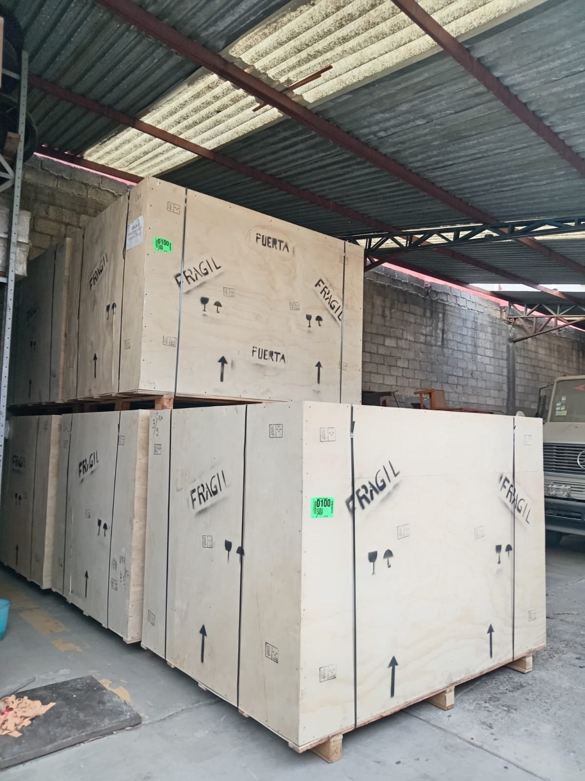 Cajas de triplay flejadas y rotuladas